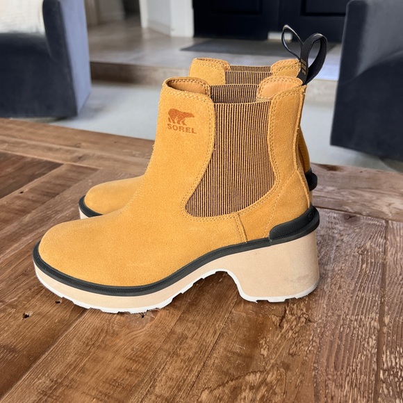 Sorel yellow suede Hi-Line Chelsea boots - Picture 4 of 6